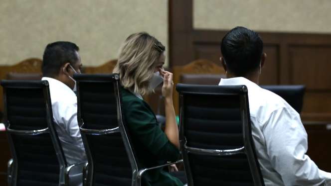 FOTO: Air Mata Nia Ramadhani Tumpah usai Divonis 1 Tahun Bui