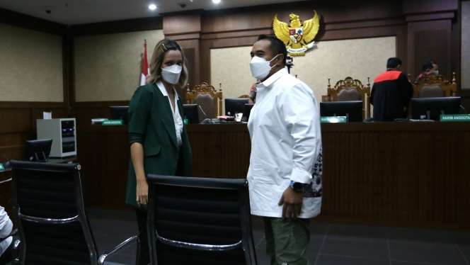 FOTO: Air Mata Nia Ramadhani Tumpah usai Divonis 1 Tahun Bui