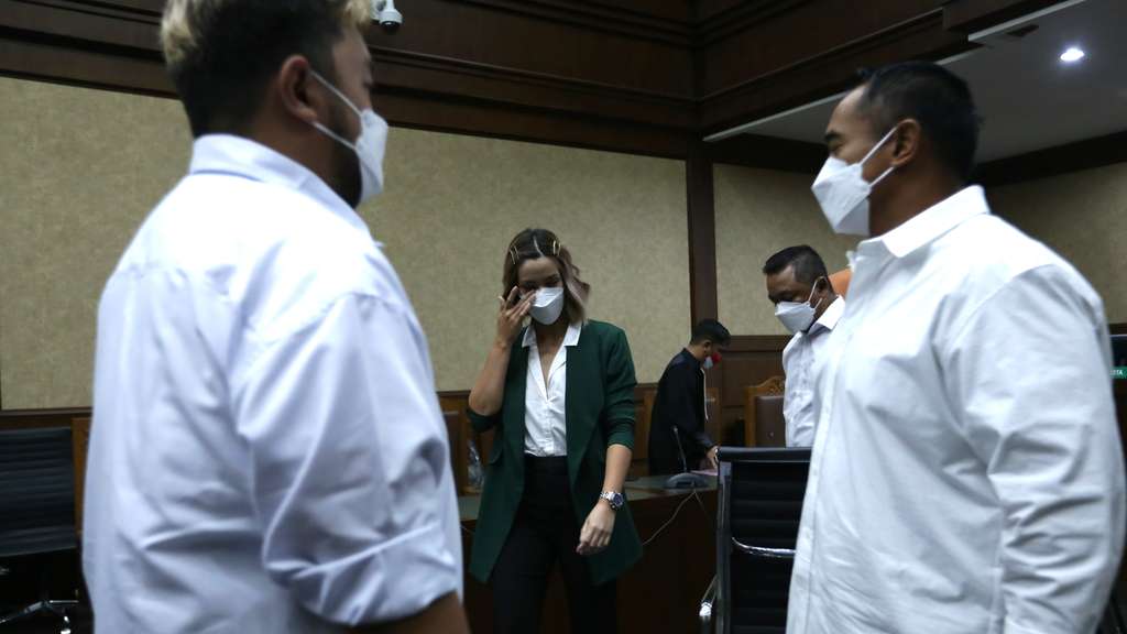 FOTO: Air Mata Nia Ramadhani Tumpah usai Divonis 1 Tahun Bui