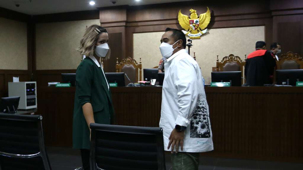 FOTO: Air Mata Nia Ramadhani Tumpah usai Divonis 1 Tahun Bui