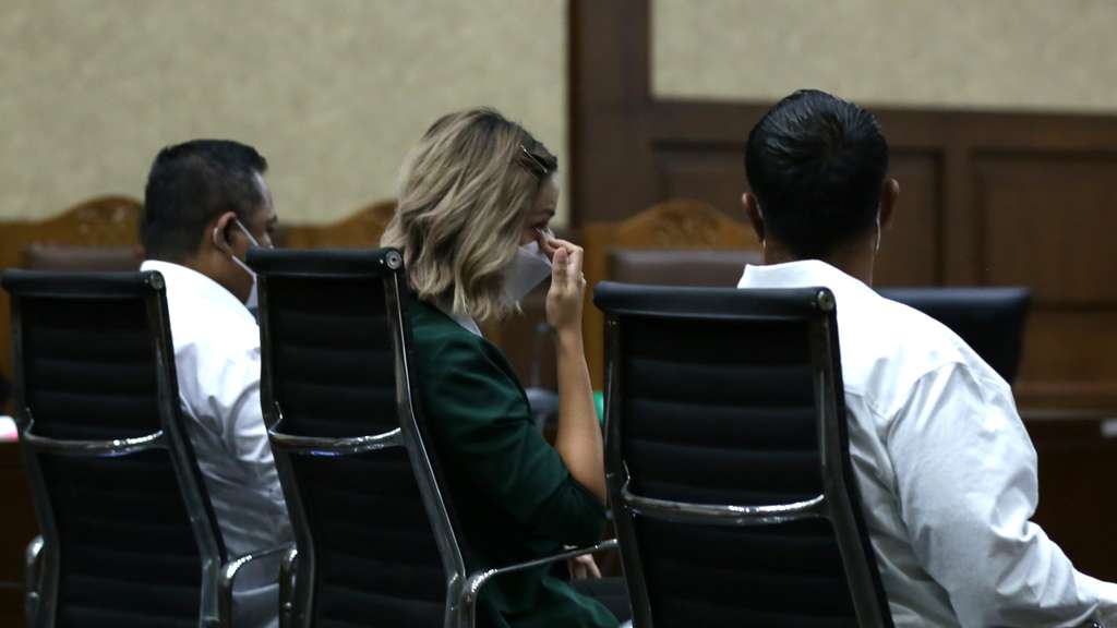 FOTO: Air Mata Nia Ramadhani Tumpah usai Divonis 1 Tahun Bui