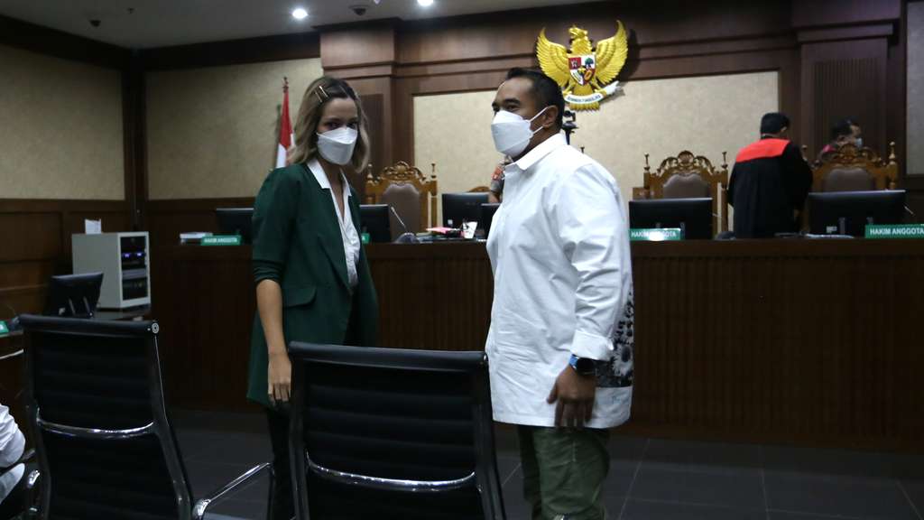FOTO: Air Mata Nia Ramadhani Tumpah usai Divonis 1 Tahun Bui