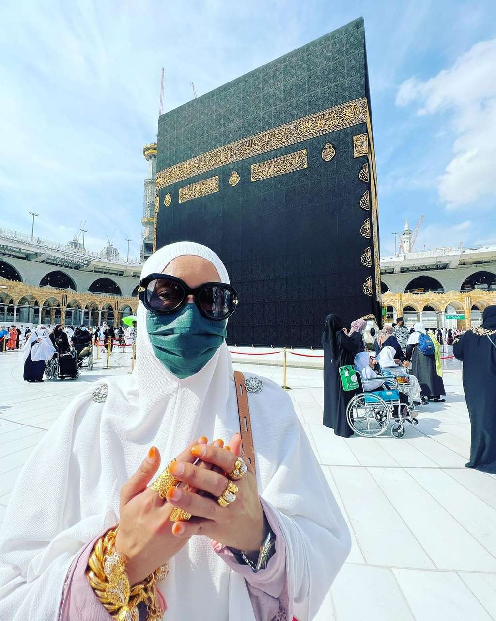 10 Potret Artis yang Dihujat Pamer Perhiasan Emas di Depan Kabah