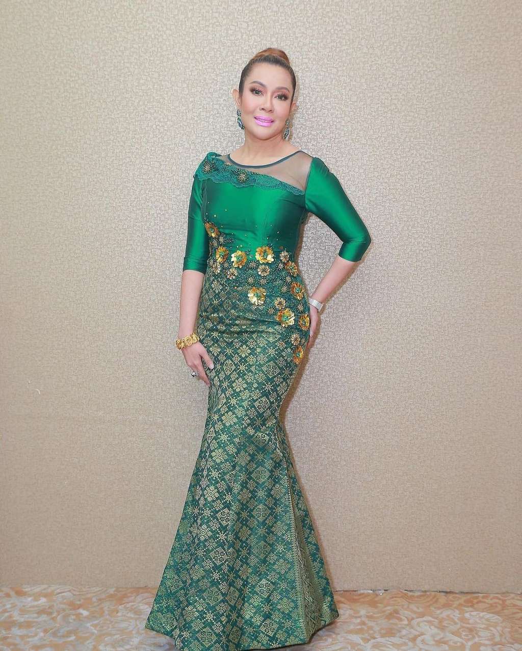 10 Potret Artis yang Dihujat Pamer Perhiasan Emas di Depan Kabah