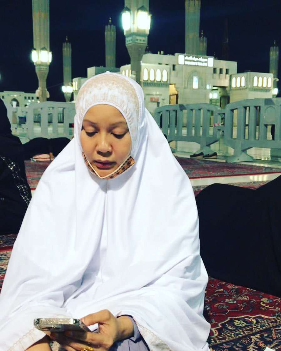 10 Potret Artis yang Dihujat Pamer Perhiasan Emas di Depan Kabah