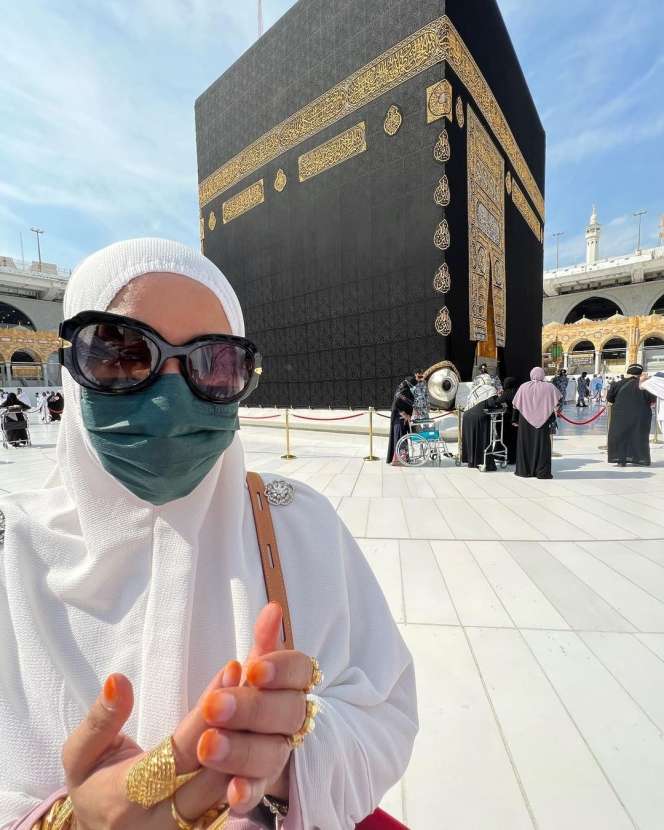 10 Potret Artis yang Dihujat Pamer Perhiasan Emas di Depan Kabah
