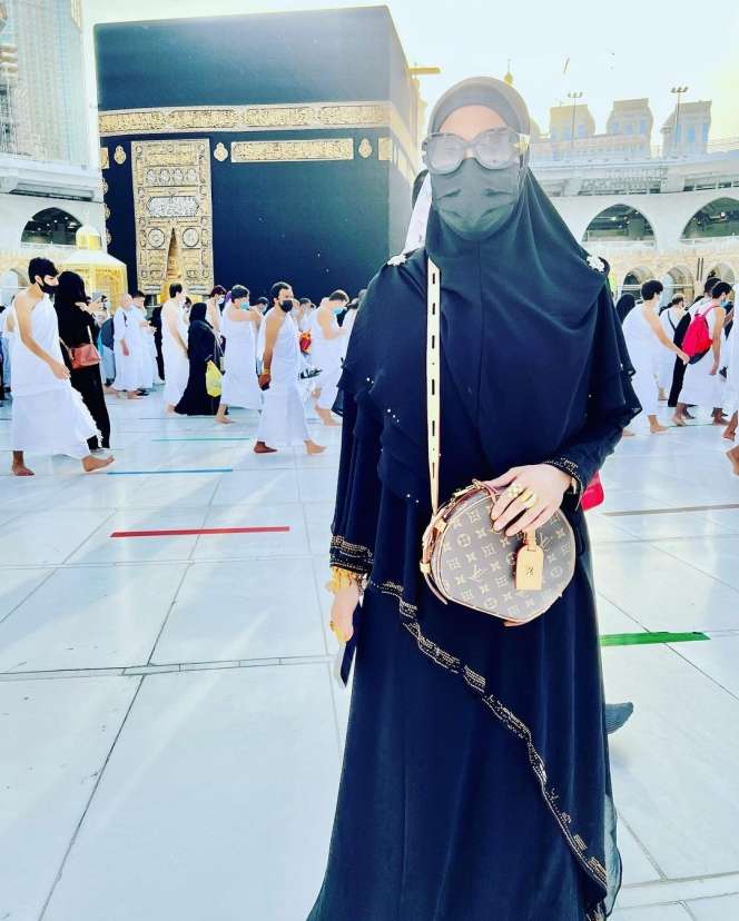 10 Potret Artis yang Dihujat Pamer Perhiasan Emas di Depan Kabah