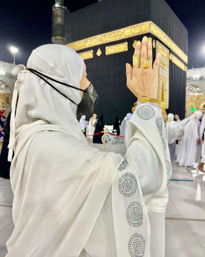 10 Potret Artis yang Dihujat Pamer Perhiasan Emas di Depan Kabah