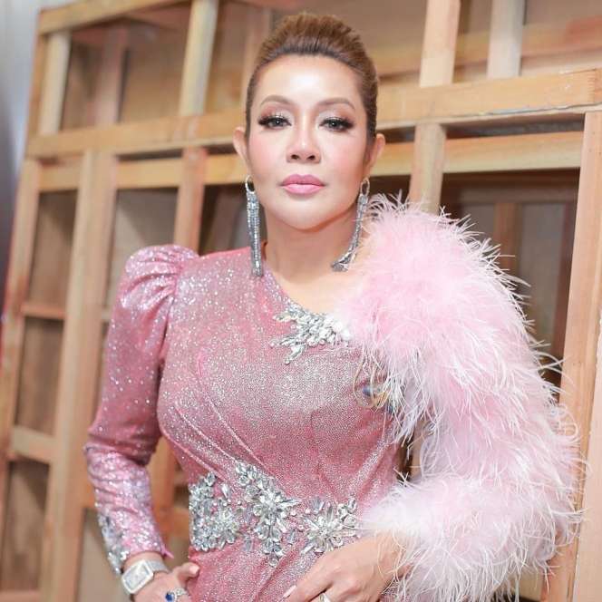 10 Potret Artis yang Dihujat Pamer Perhiasan Emas di Depan Kabah