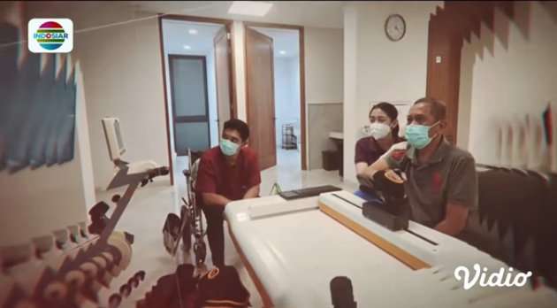 5 Potret Kondisi Terbaru Tukul Arwana usai Jalani Operasi, Tak Kuat Menangis, Hanya Senyum Membalas Peluk dan Cium Sang Anak