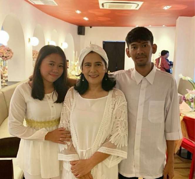 Jarang Tersorot! 10 Potret Marisa Putri Menantu Lydia Kandou, Tajir Tapi Sederhana!