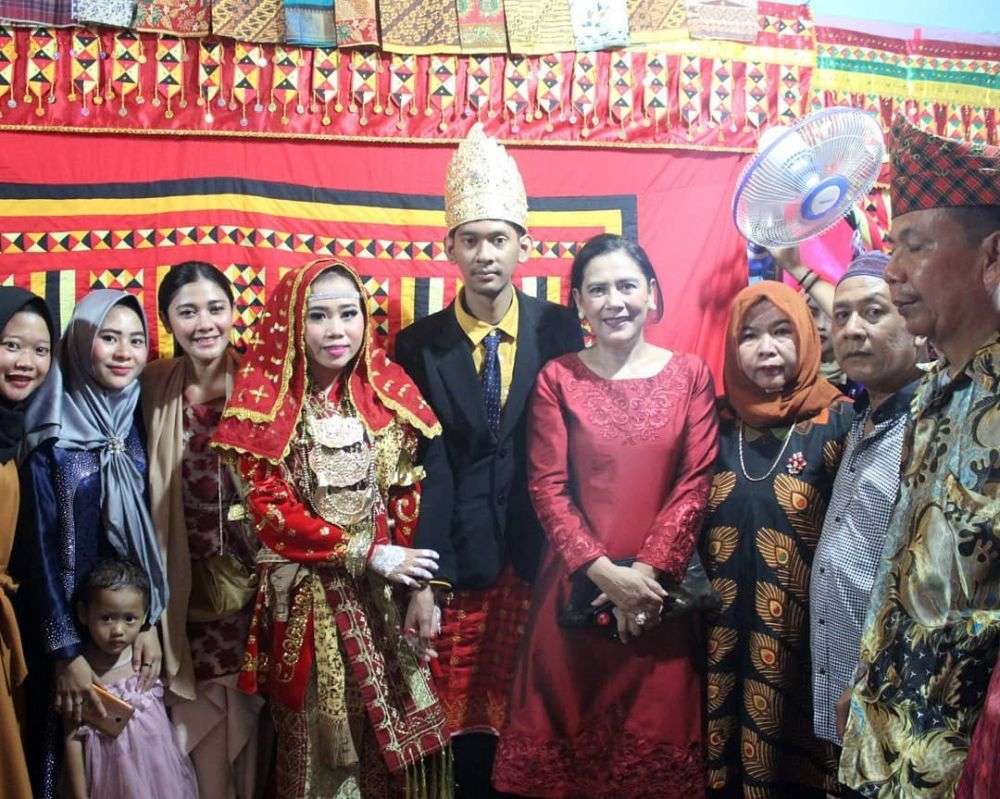 Jarang Tersorot! 10 Potret Marisa Putri Menantu Lydia Kandou, Tajir Tapi Sederhana!
