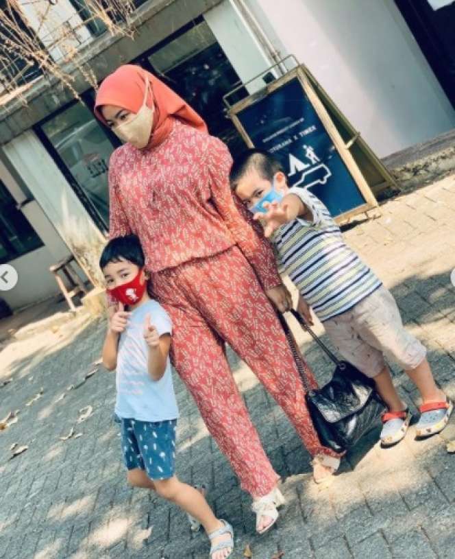 9 Potret Terbaru Sherrin Tharia Mantan Istri Zumi Zola yang Kini Kembali Berhijab