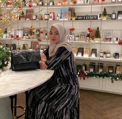 9 Potret Terbaru Sherrin Tharia Mantan Istri Zumi Zola yang Kini Kembali Berhijab