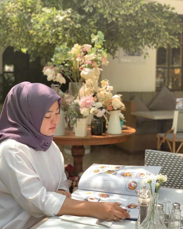 9 Potret Terbaru Sherrin Tharia Mantan Istri Zumi Zola yang Kini Kembali Berhijab