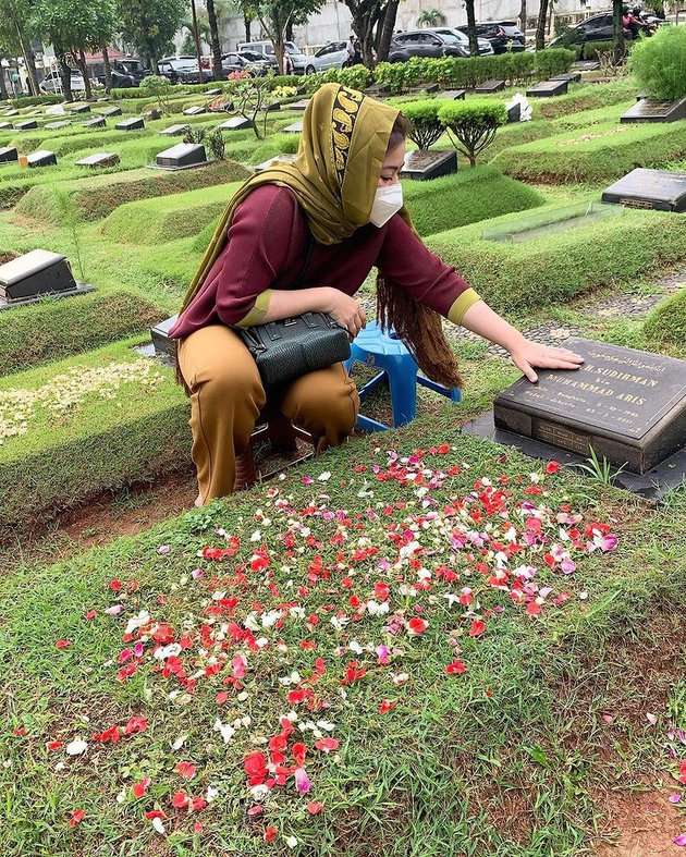 9 Potret Terbaru Sherrin Tharia Mantan Istri Zumi Zola yang Kini Kembali Berhijab
