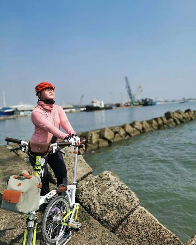 9 Potret Terbaru Sherrin Tharia Mantan Istri Zumi Zola yang Kini Kembali Berhijab