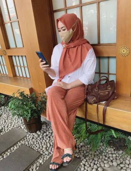 9 Potret Terbaru Sherrin Tharia Mantan Istri Zumi Zola yang Kini Kembali Berhijab