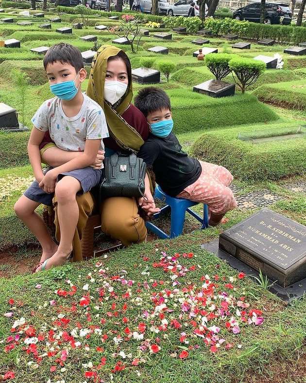 9 Potret Terbaru Sherrin Tharia Mantan Istri Zumi Zola yang Kini Kembali Berhijab