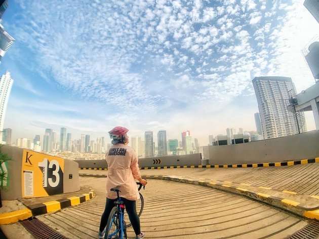 9 Potret Terbaru Sherrin Tharia Mantan Istri Zumi Zola yang Kini Kembali Berhijab