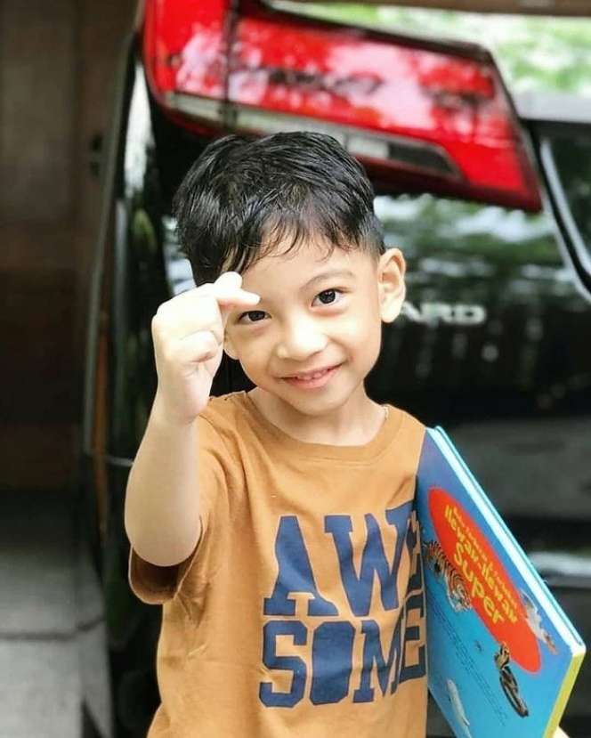 Mirip Oppa Korea, Potret Terbaru Jan Ethes Cucu Presiden Jokowi yang Jarang Tersorot!