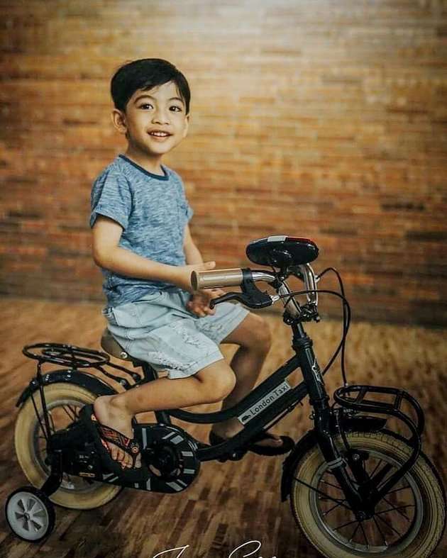 Mirip Oppa Korea, Potret Terbaru Jan Ethes Cucu Presiden Jokowi yang Jarang Tersorot!