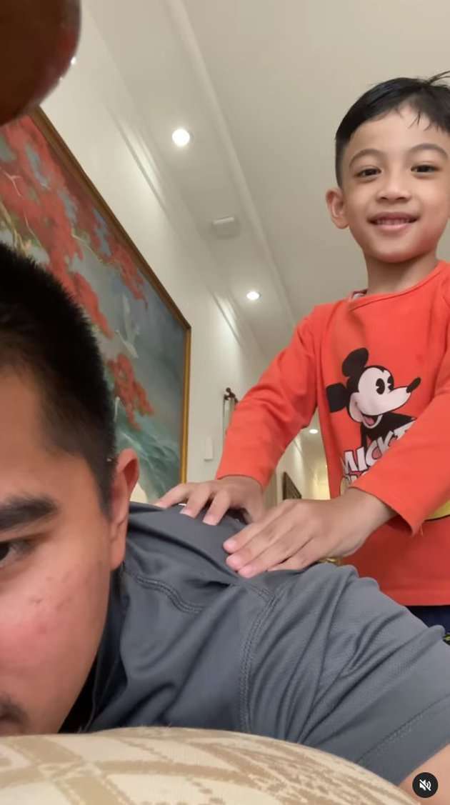 Mirip Oppa Korea, Potret Terbaru Jan Ethes Cucu Presiden Jokowi yang Jarang Tersorot!