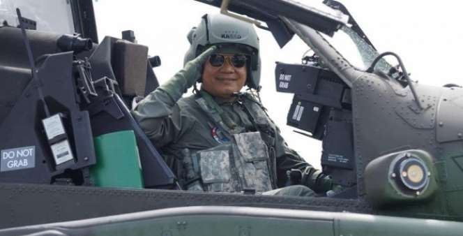 Dudung Abdurachman Catat Sejarah, Jadi Kasad Pertama yang Terbangkan Helikopter Serang Apache