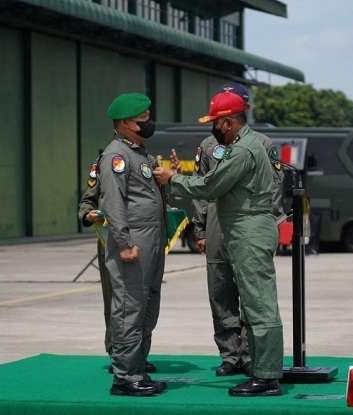 Dudung Abdurachman Catat Sejarah, Jadi Kasad Pertama yang Terbangkan Helikopter Serang Apache
