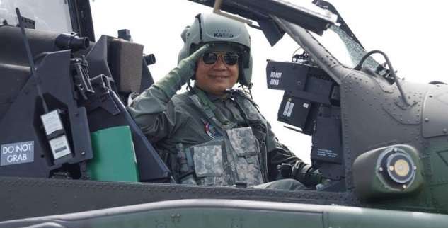 Dudung Abdurachman Catat Sejarah, Jadi Kasad Pertama yang Terbangkan Helikopter Serang Apache