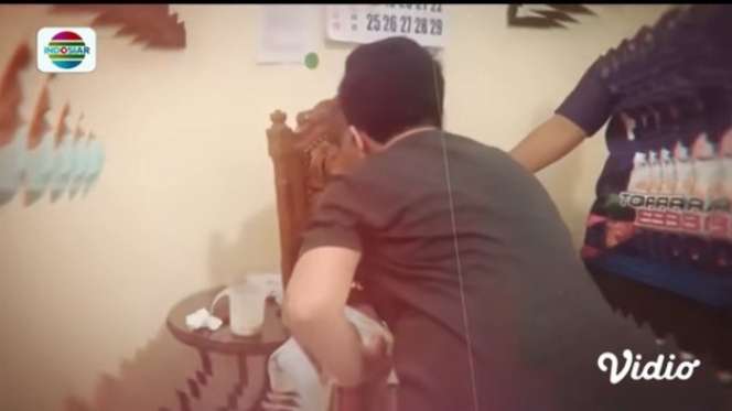 8 Potret Haru Anak Bungsu Tukul Arwana Setia Rawat Sang Ayah, Selalu Peluk dan Cium!