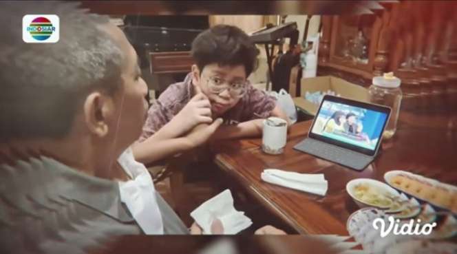 8 Potret Haru Anak Bungsu Tukul Arwana Setia Rawat Sang Ayah, Selalu Peluk dan Cium!
