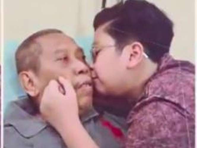 8 Potret Haru Anak Bungsu Tukul Arwana Setia Rawat Sang Ayah, Selalu Peluk dan Cium!