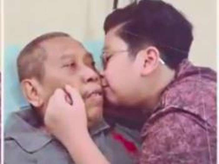 8 Potret Haru Anak Bungsu Tukul Arwana Setia Rawat Sang Ayah, Selalu Peluk dan Cium!