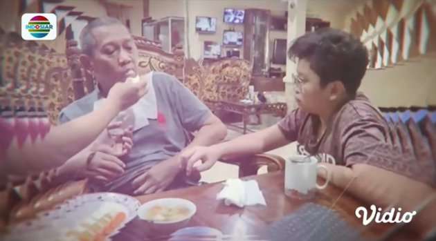 8 Potret Haru Anak Bungsu Tukul Arwana Setia Rawat Sang Ayah, Selalu Peluk dan Cium!