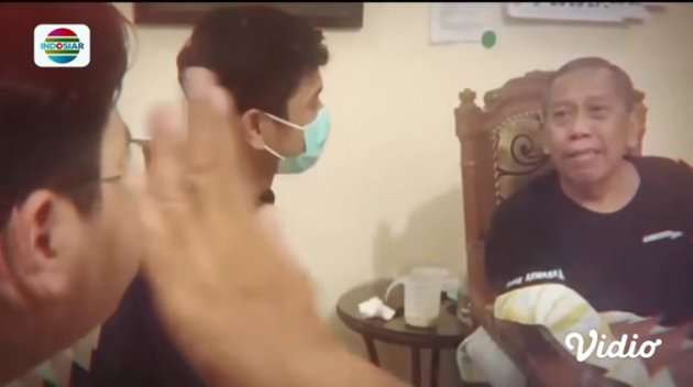 8 Potret Haru Anak Bungsu Tukul Arwana Setia Rawat Sang Ayah, Selalu Peluk dan Cium!