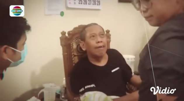 8 Potret Haru Anak Bungsu Tukul Arwana Setia Rawat Sang Ayah, Selalu Peluk dan Cium!