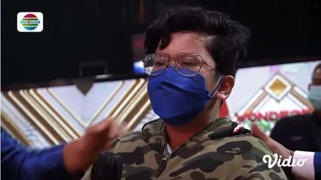 8 Potret Haru Anak Bungsu Tukul Arwana Setia Rawat Sang Ayah, Selalu Peluk dan Cium!