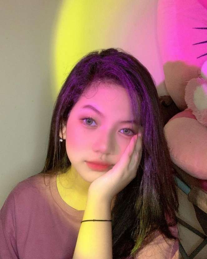 Pangling! 10 Potret Terbaru Jeniffer Pemain ‘Dunia Terbalik’, Kecilnya Polos Kini Cantik & Gaul Abis!
