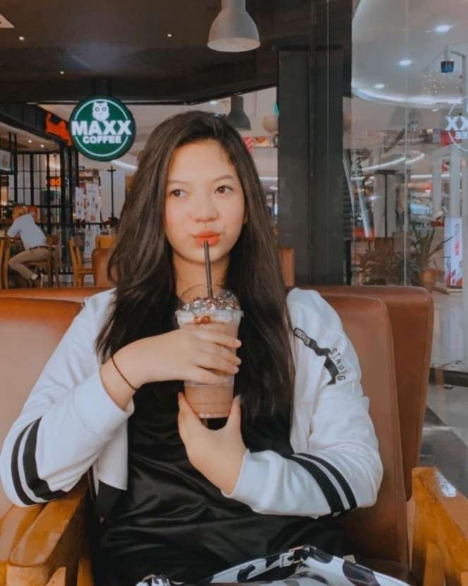 Pangling! 10 Potret Terbaru Jeniffer Pemain ‘Dunia Terbalik’, Kecilnya Polos Kini Cantik & Gaul Abis!