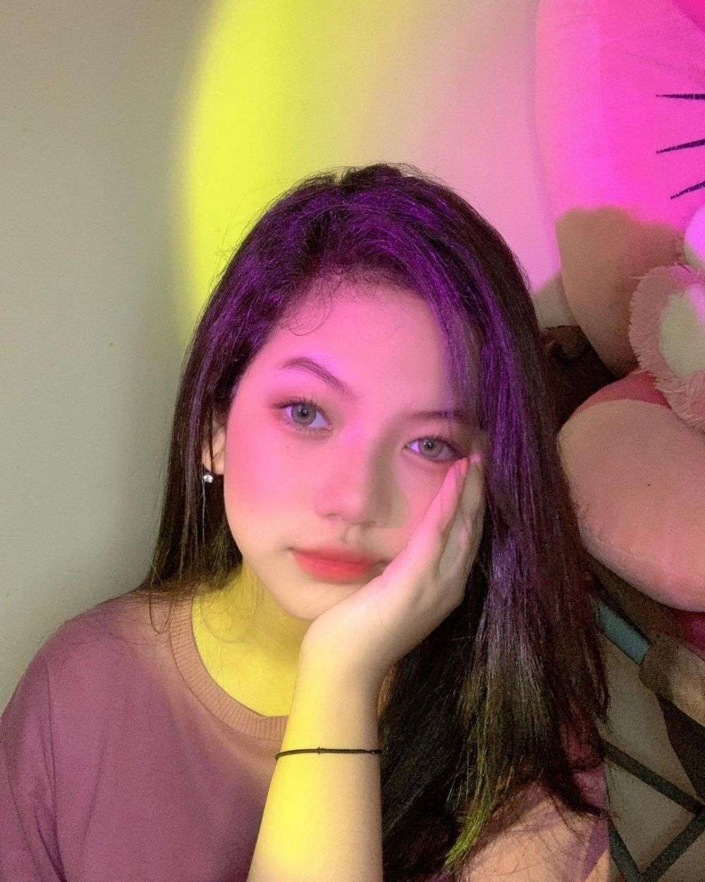 Pangling! 10 Potret Terbaru Jeniffer Pemain ‘Dunia Terbalik’, Kecilnya Polos Kini Cantik & Gaul Abis!