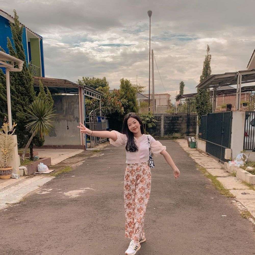 Pangling! 10 Potret Terbaru Jeniffer Pemain ‘Dunia Terbalik’, Kecilnya Polos Kini Cantik & Gaul Abis!