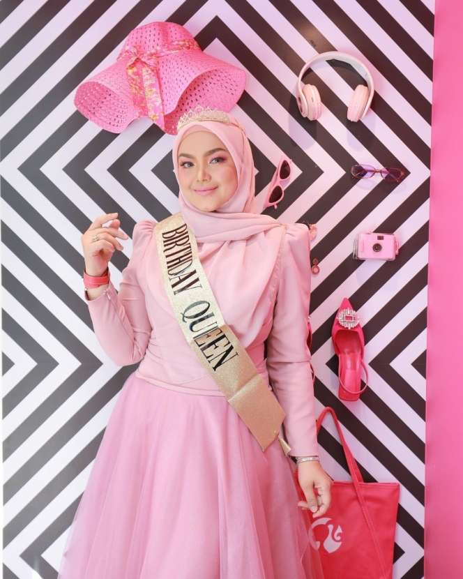 10 Potret Perayaan Ultah Siti Nurhaliza ke 43, Bak Pesta ABG-Bertema Barbie & Serba Pink!