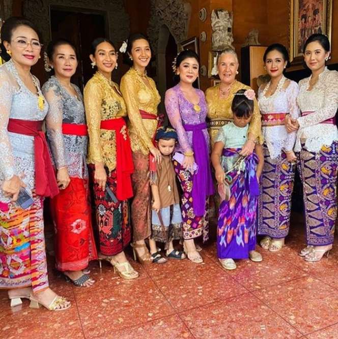 8 Potret Asri Kerthyasa Bule Cantik Mertua Happy Salma yang Kini Tinggal di Bali 