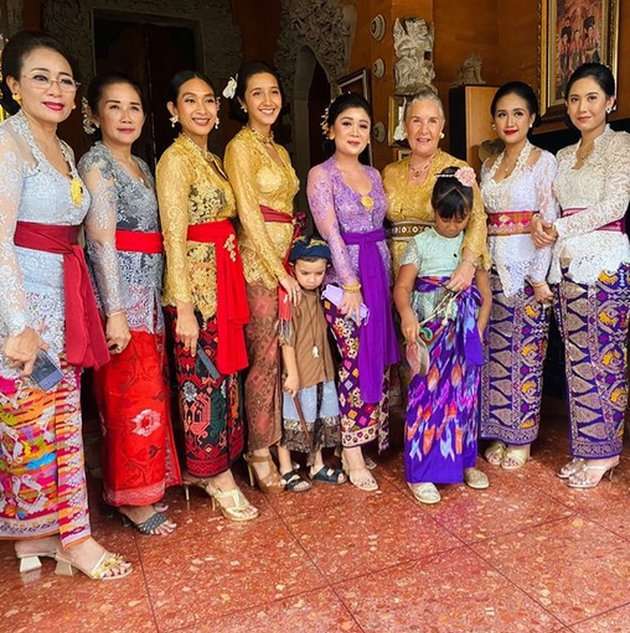 8 Potret Asri Kerthyasa Bule Cantik Mertua Happy Salma yang Kini Tinggal di Bali 