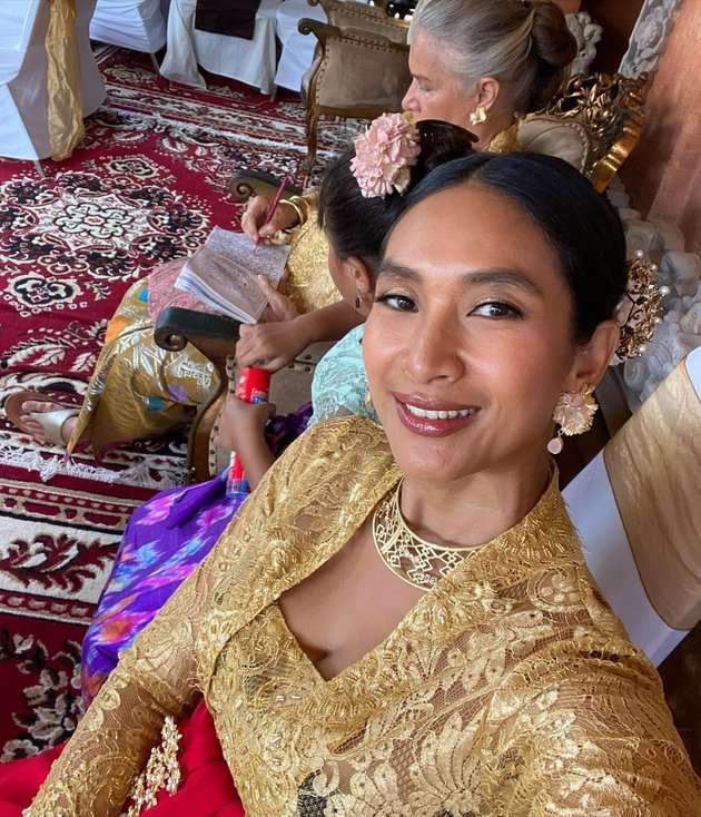 8 Potret Asri Kerthyasa Bule Cantik Mertua Happy Salma yang Kini Tinggal di Bali 