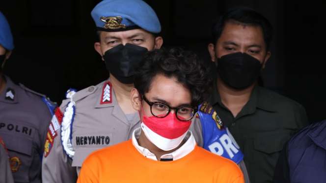 FOTO: Penampakan Ardhito Pramono Mengenakan Baju Tahanan