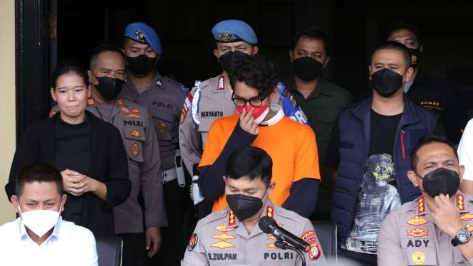 FOTO: Penampakan Ardhito Pramono Mengenakan Baju Tahanan
