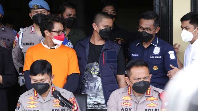 FOTO: Penampakan Ardhito Pramono Mengenakan Baju Tahanan