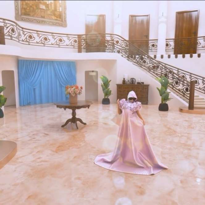Potret Avatar Syahrini NFT Hijab Pertama di Dunia Ludes Tejual!